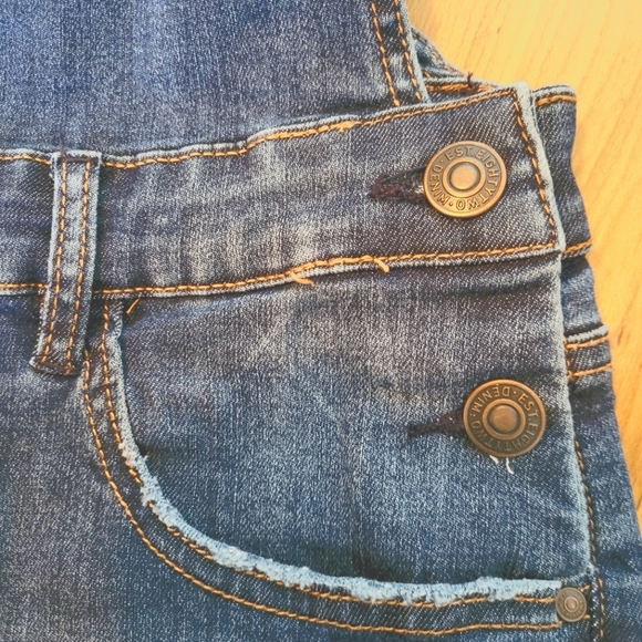 Jean-shorts overalls with North Face toque. Also looks cute with leggings 😊 - Picture 5 of 12